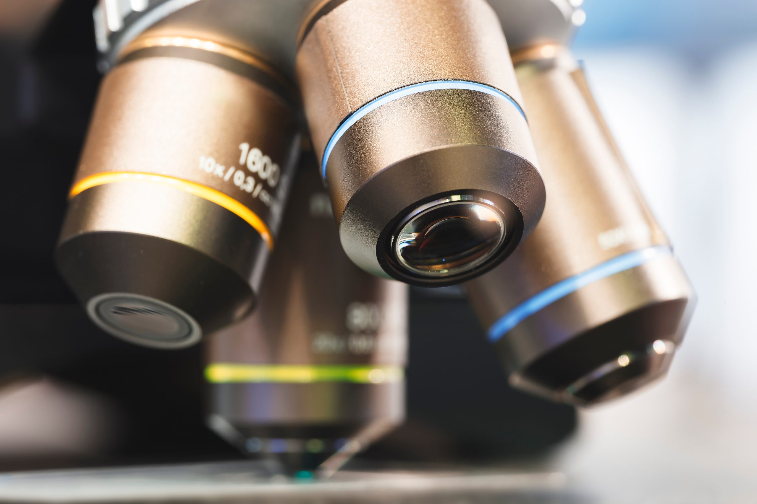 Advancements in Reflective Microscope Objectives - Avantier Inc.