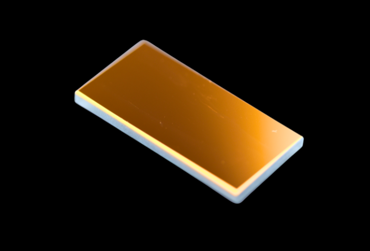 An ultra broadband metallic mirror is designed with some key properties that make it essential for many spectrometry applications.